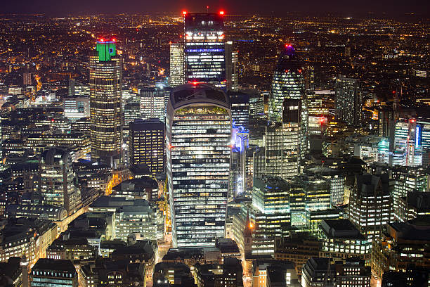 istock Business office building in London, England 511060910
