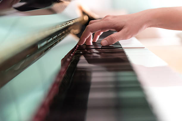 suona il pianoforte - piano piano key orchestra close up foto e immagini stock