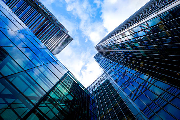 istock Business office building in London, England 511061060