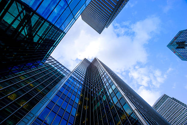 istock Business office building in London, England 511061082
