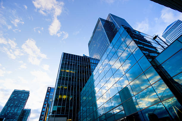 istock Business office building in London, England 511061114
