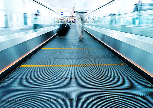 на speedwalk - moving walkway escalator airport walking стоковые фото и изображения