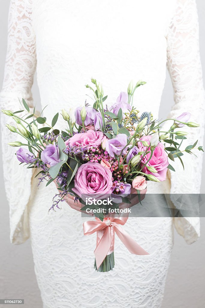 Rosa E Lilla Bouquet Di Rose E Fiori Lisianto - Fotografie stock e altre  immagini di Bouquet - Bouquet, Matrimonio, Sposa - iStock