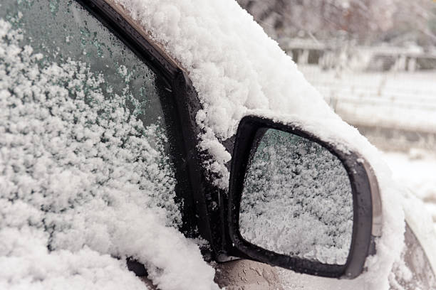 istock Cars covered with fresh white snow 511065724
