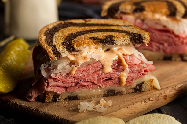 homemade reuben sandwich - 粗黑麥麵包 個照片及圖片檔