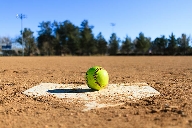 softbol em um campo de softbol na califórnia, montanhas - baseballs baseball baseball diamond infield imagens e fotografias de stock