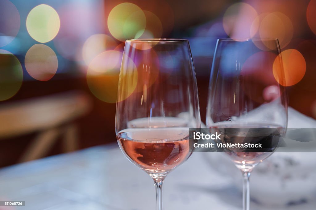 Dos vasos de vino tinto - Foto de stock de Par libre de derechos