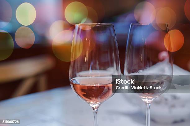 Dos Vasos De Vino Tinto Foto de stock y más banco de imágenes de Par - Par, Vino, Amor - Sentimiento