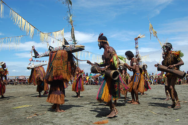 традиционных племенных мероприятие в маска фестиваль - javelin sport photography outdoors стоковые фото и изображения