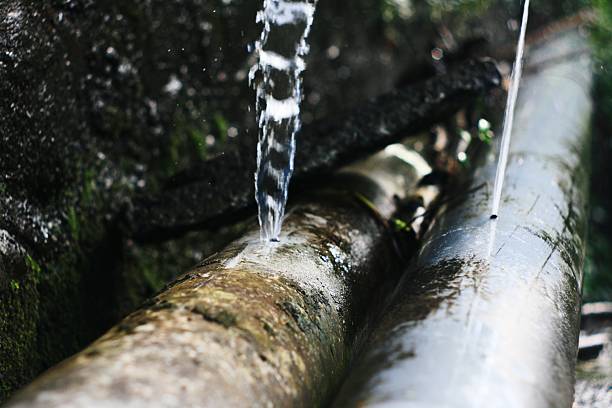 cano de água fugas - burst pipe imagens e fotografias de stock