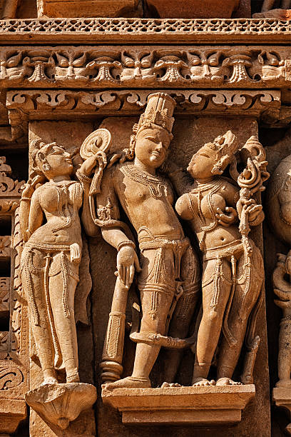 sculptures sur les temples de khajuraho - sculpture khajuraho india indian culture photos et images de collection