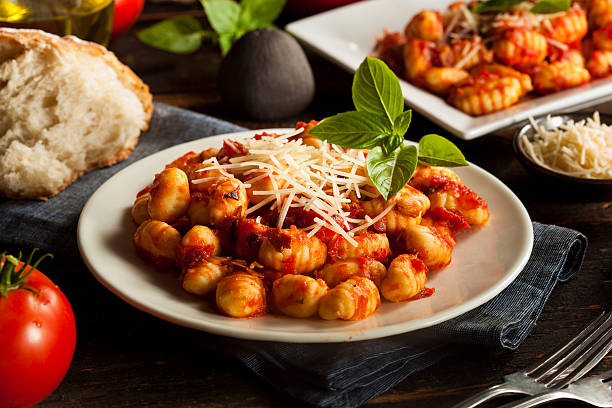 hausgemachte italienische gnocchi mit rot-sauce - italienische küche stock-fotos und bilder
