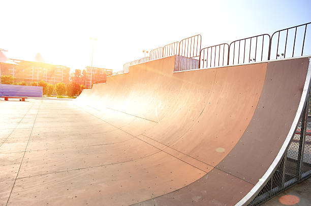 skatepark half-pipe - rampe photos et images de collection