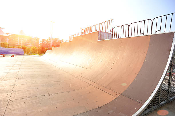 parque de skate de meio cano - skateboard contest imagens e fotografias de stock