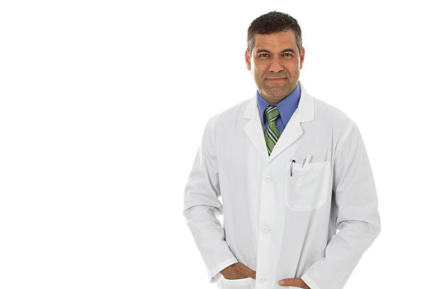 hispana grinning adulto de sexo masculino con bata de laboratorio - scientist lab coat doctor male fotografías e imágenes de stock
