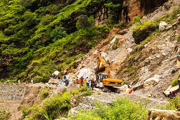 wyczyść autostrada po osuwisko - mountain himalayas india mountain range zdjęcia i obrazy z banku zdjęć