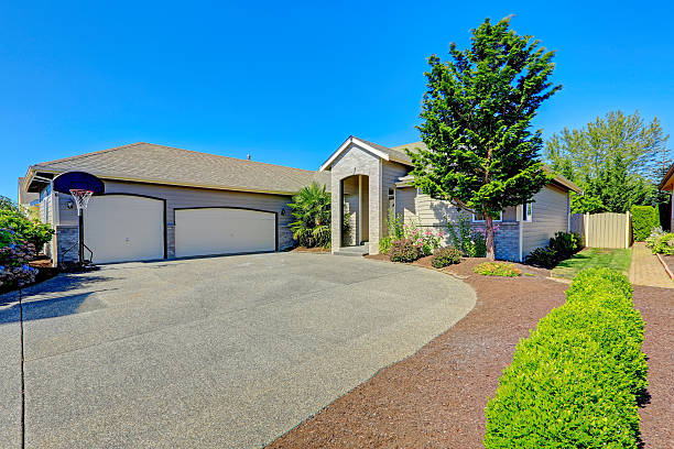 istock Modern house with garage and curb appeal 511098469