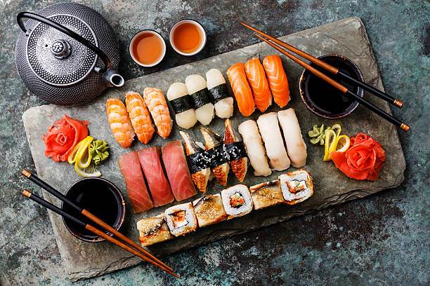ensemble de nigiri sushi et rouleaux de sushi et du thé - susi photos et images de collection