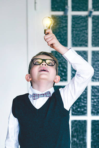istock Boy gets idea and discover an invention with light bulb 511098500