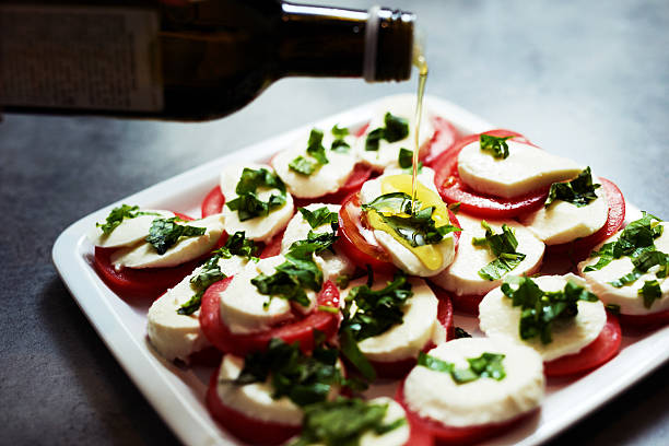 올리브 오일 위의 건강한 캐프리스 샐러드 - caprese salad heirloom tomato salad food 뉴스 사진 이미지