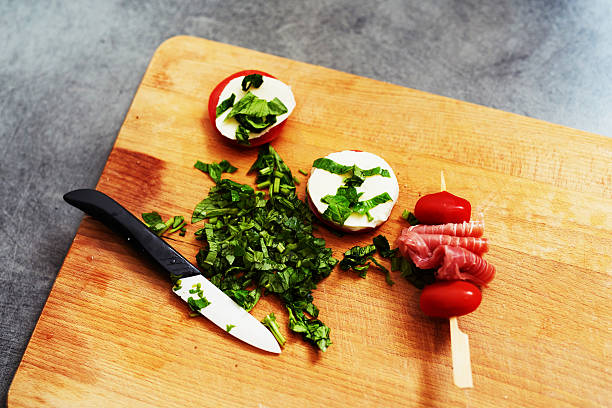 tomatoe, 모짜렐라, 파슬리 - caprese salad heirloom tomato salad food 뉴스 사진 이미지