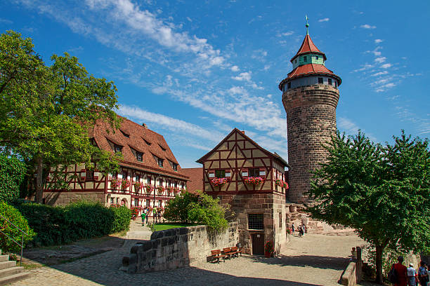 nürnberger burg und der sinwell tower, deutschland, 2015 - nürnberg stock-fotos und bilder