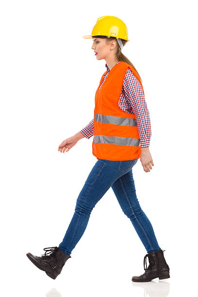 centrado mujer caminando construcción trabajador - construction worker building contractor craftsperson full length fotografías e imágenes de stock