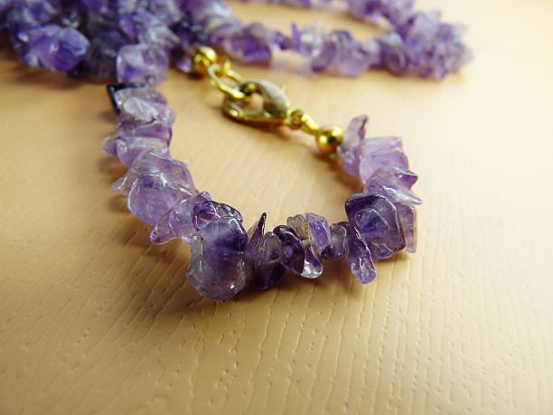 colar de ametista e pedra preciosa fevereiro birthstone fecho de bronze - amethyst necklace gem purple - fotografias e filmes do acervo