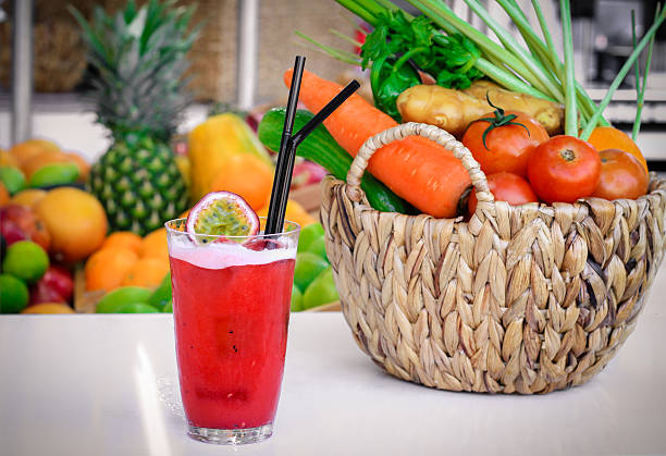 ファーマーズマーケットのジュースバー - gourmet juice bar juice carrot ストックフォトと画像