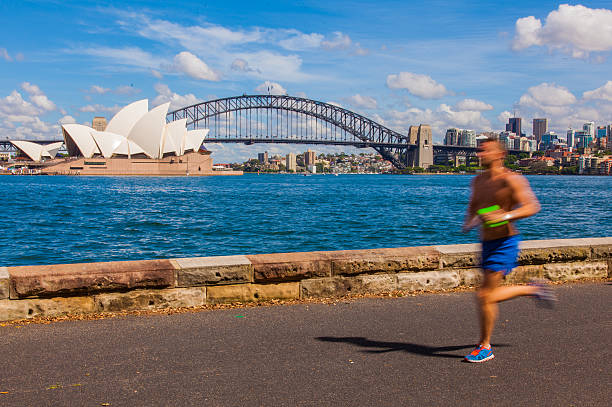 jogger. sydney miasta, nsw. australia - sydney australia sydney harbor bridge opera house sydney opera house zdjęcia i obrazy z banku zdjęć