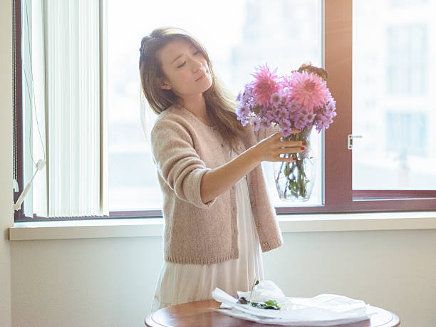 istock japanese Woman arranging flowers 511113292