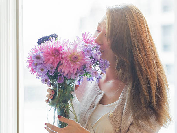 istock japanese Woman arranging flowers 511117206