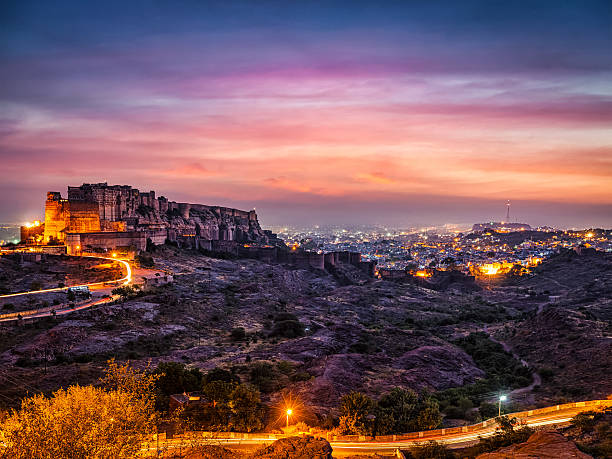 mehrangarh fort au crépuscule. jodhpur, inde - mehrangarh photos et images de collection