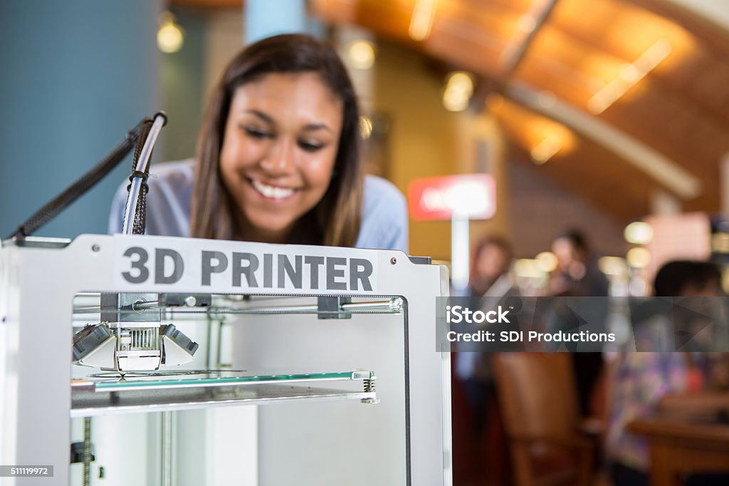 3 D Drucker verwendet wird durch college-student in Bibliothek makerspace - Lizenzfrei Bibliothek Stock-Foto