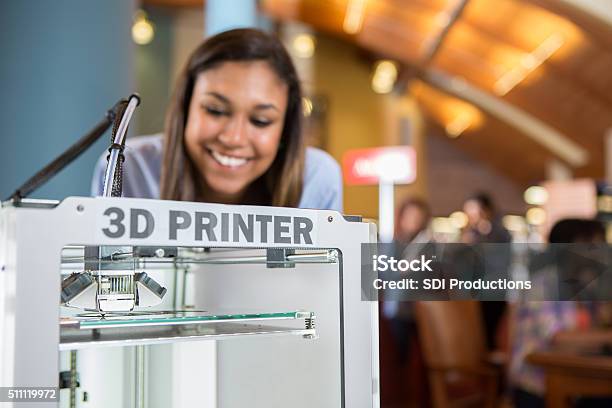 3 D Drucker Verwendet Wird Durch Collegestudent In Bibliothek Makerspace Stockfoto und mehr Bilder von Bibliothek