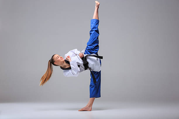 ragazza con il karate cintura nera - extreme sports karate sport exercising foto e immagini stock