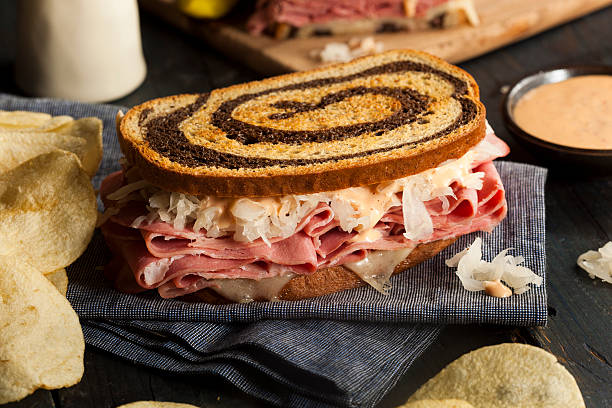 homemade reuben sandwich - 粗黑麥麵包 個照片及圖片檔