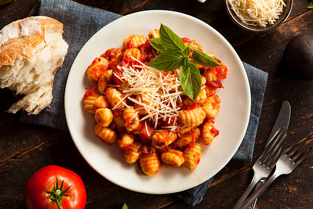 fatto in casa italiano gnocchi con salsa rossa - parmesan cheese pasta italian culture food foto e immagini stock