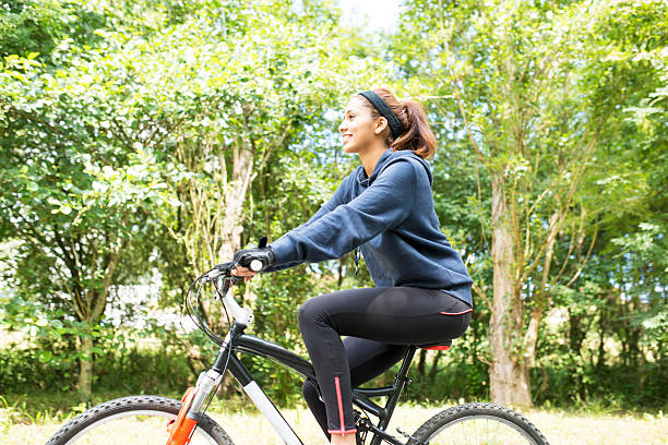 美しい若い笑顔の女性では、屋外エクササイズ自転車ます。 ストックフォト