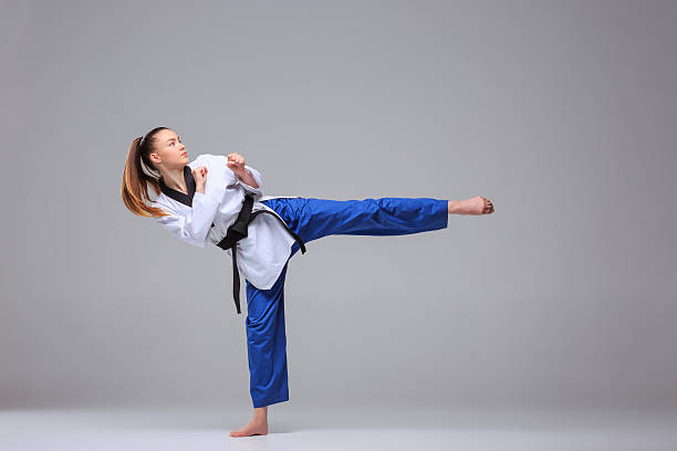 la ceinture noire de karaté jeune fille avec - martial arts women tae kwon do black belt photos et images de collection