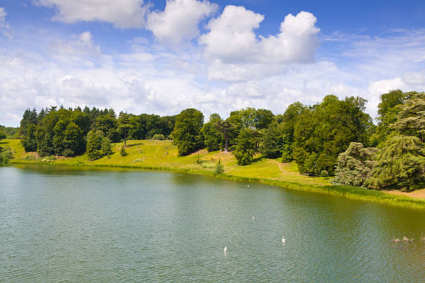 paisaje con parque de blenheim palacio, woodstock, oxfordshire, inglaterra, reino unido. - winston churchill fotografías e imágenes de stock