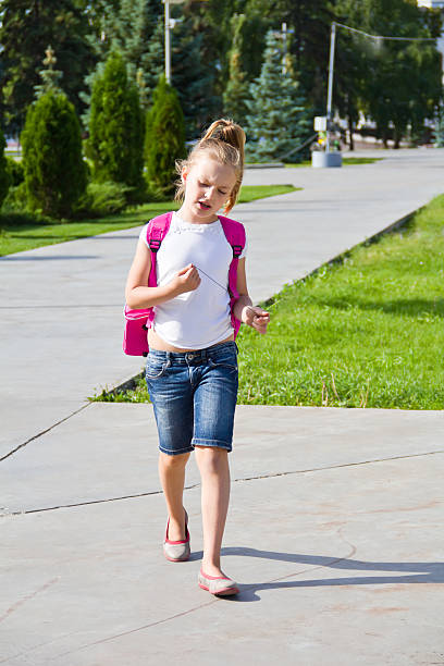 jolie fille aller à l'école - schoolgirl child backpack book bag photos et images de collection