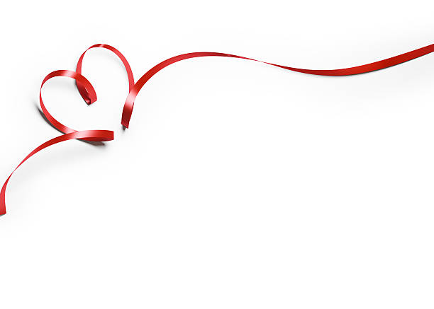 rouge ruban de soie en forme de cœur sur fond blanc - aids awareness ribbon photos et images de collection