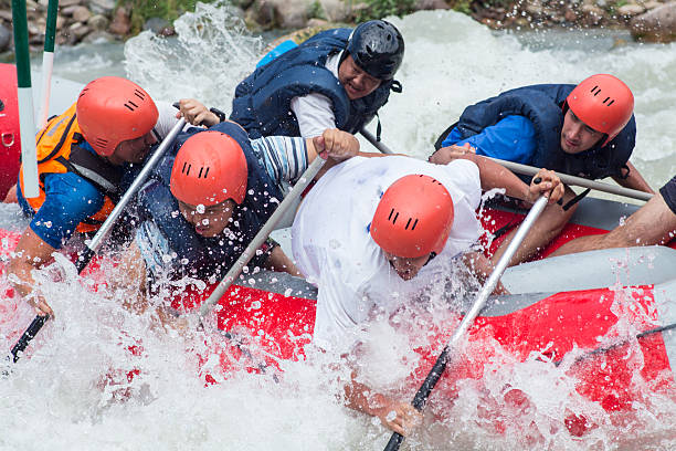 rafting de água - rafting strength excitement men - fotografias e filmes do acervo