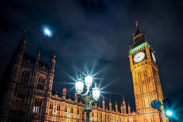el parlamento y farola oscuridad - commons fotografías e imágenes de stock
