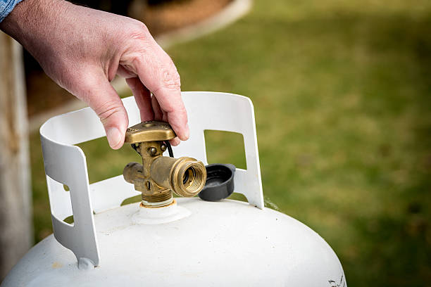 backyard propane tank valve adjustment - tank stockfoto's en -beelden