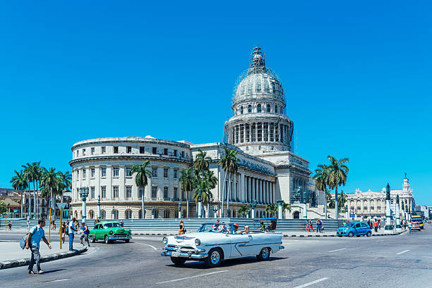 voitures américaines classiques sur la havane rue - chevrolet havana cuba 1950s style photos et images de collection