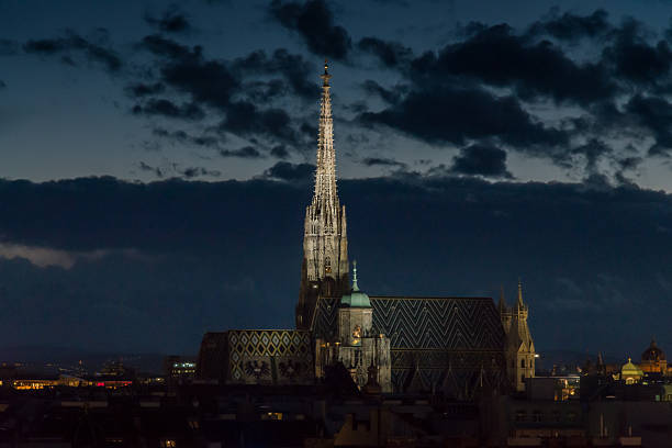 stephansdom (st. stephen's-kathedrale) stadt bei nacht wien, österreich - stefansdom stock-fotos und bilder