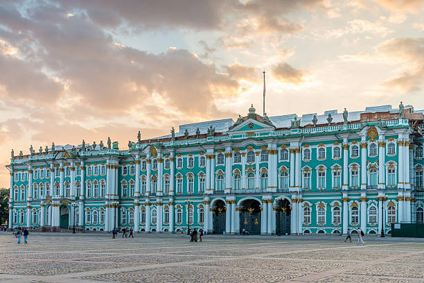 st. peterburg palacio de invierno twilght de verano, rusia - 18th century style fotos fotografías e imágenes de stock