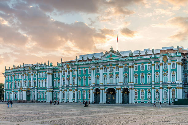 st. peterburg palácio de inverno no verão twilght rússia - winter palace imagens e fotografias de stock